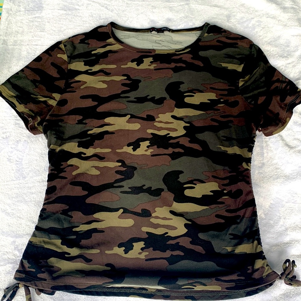 Super soft camo tshirt Size XL, gathers and ties at sides.